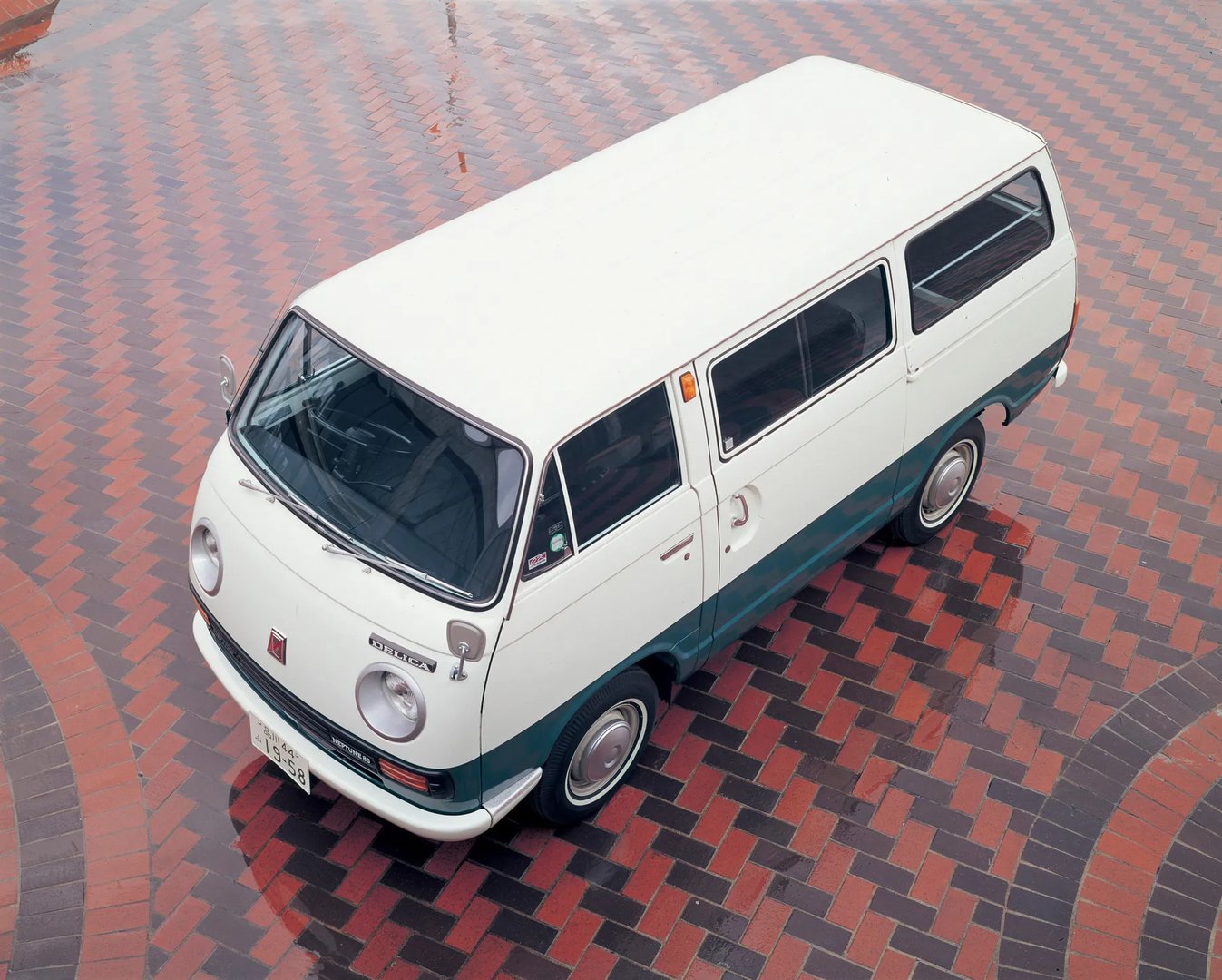 Mitsubishi_Delica_1_generation__Minivan__7.jpg