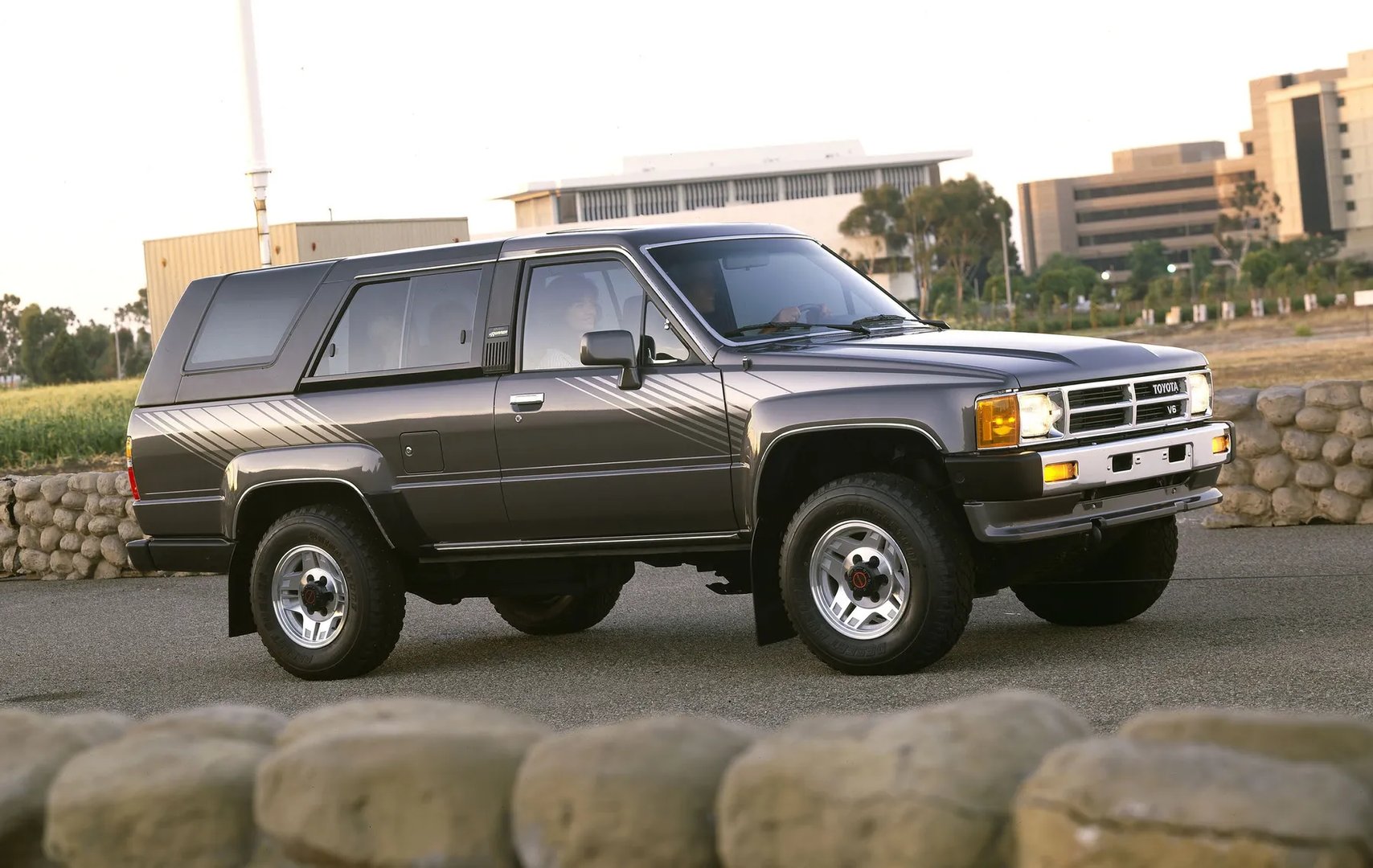 Toyota_4Runner_1_generation__SUV_3-doors__7.jpg