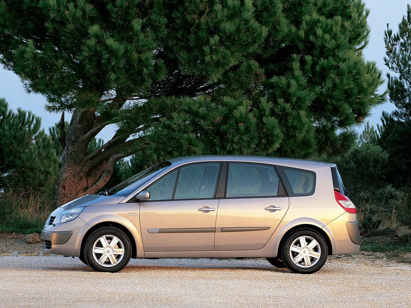 Renault_Grand_Scenic_2_generation__Compact_Van__8.jpg