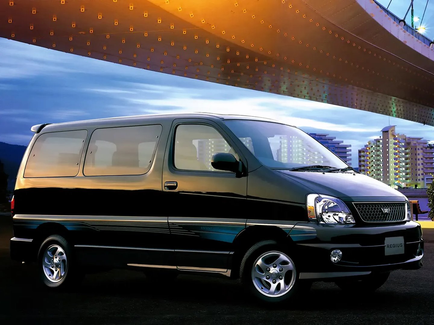 Toyota_Regius_1_generation__Minivan__3.jpg