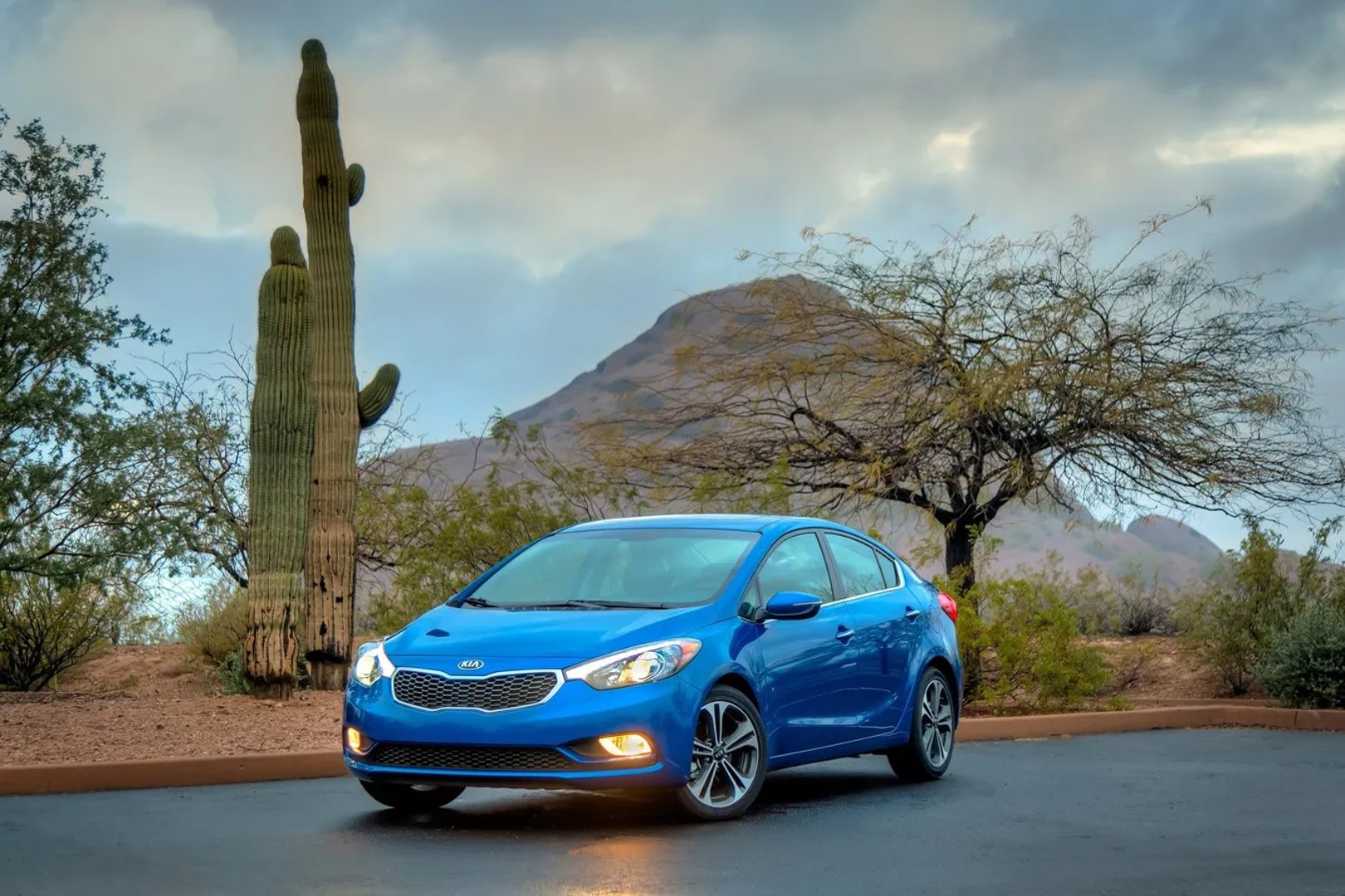 Kia_Forte_2_generation__Sedan__4.jpg