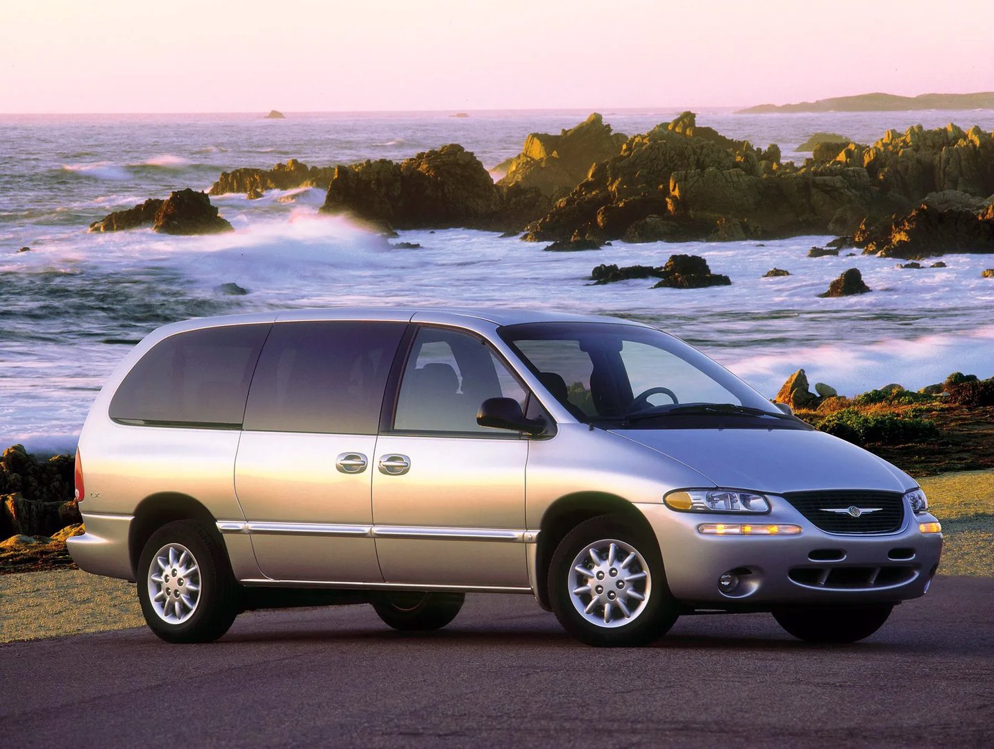 Chrysler_Town_&amp;_Country_3_generation__Minivan__3.jpg
