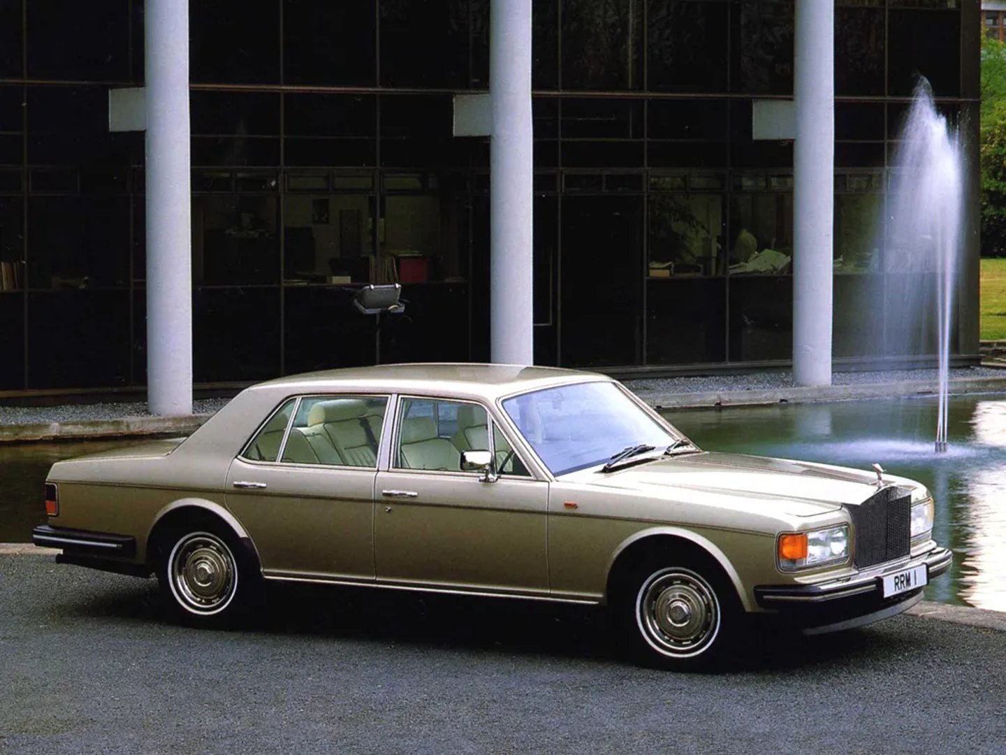Rolls-Royce_Silver_Spirit_2_generation__Sedan__1.jpg