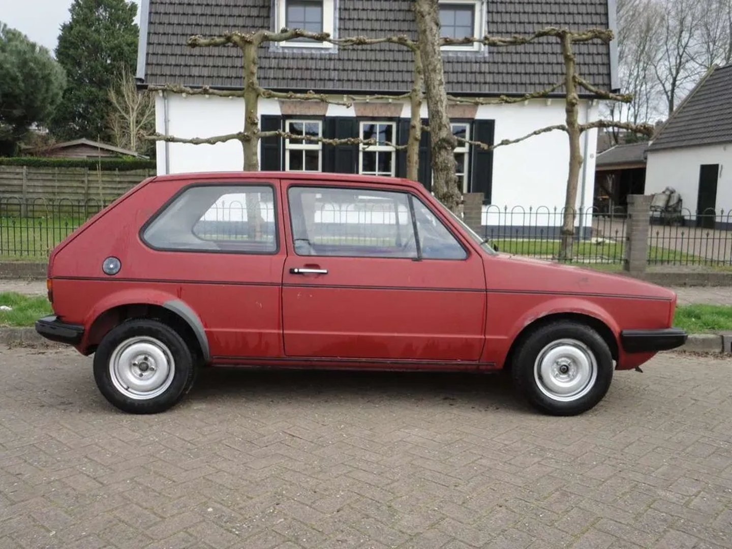Volkswagen_Golf_1_generation_restyling_2__Hatchback_3-door__7.jpg