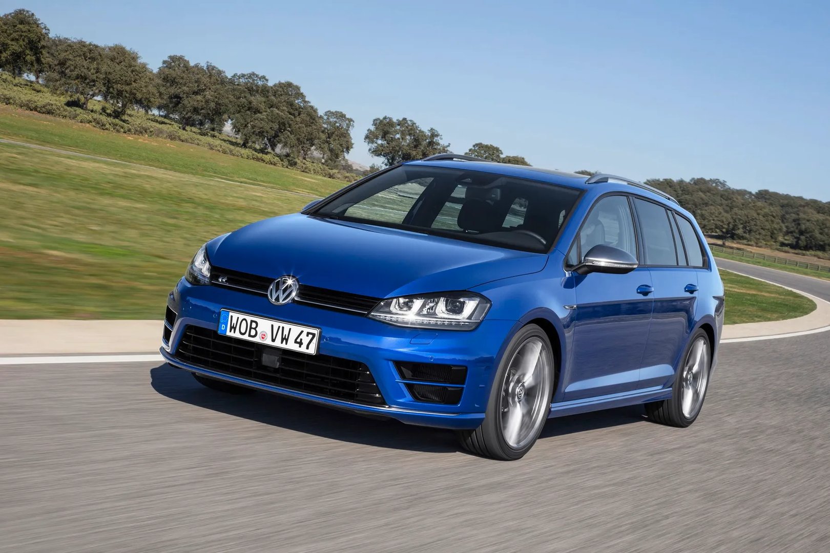 Volkswagen_Golf_R_7_generation__Estate_5-door__2.jpg