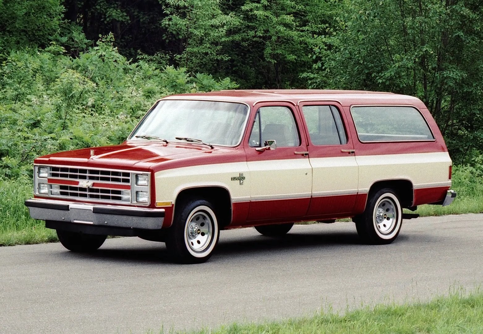 Chevrolet_Suburban_7_generation__SUV_5-doors__7.jpg