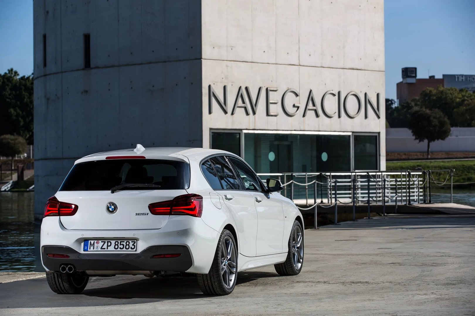 BMW_1_series_2_generation_restyling__Hatchback_5-door__8.jpg