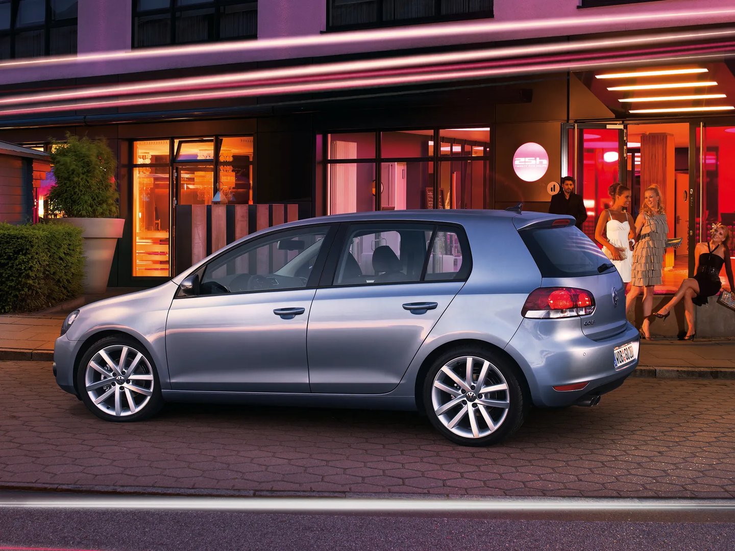 Volkswagen_Golf_6_generation__Hatchback_5-door__5.jpg