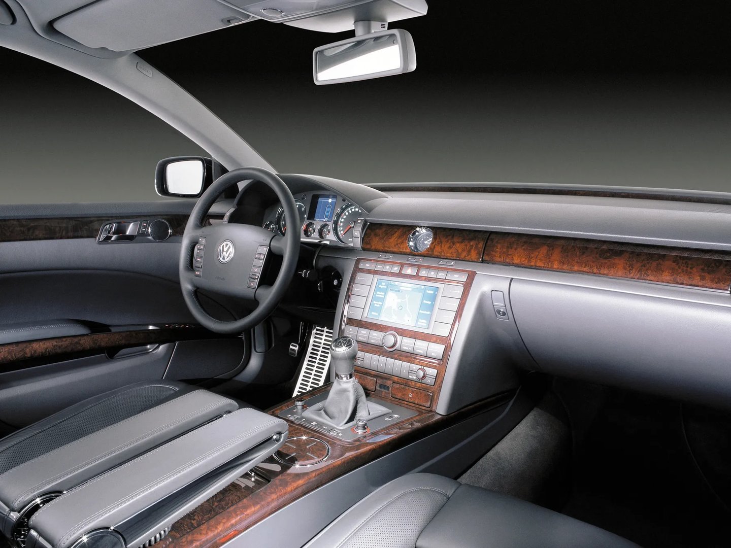 Volkswagen_Phaeton_1_generation__Sedan__12.jpg