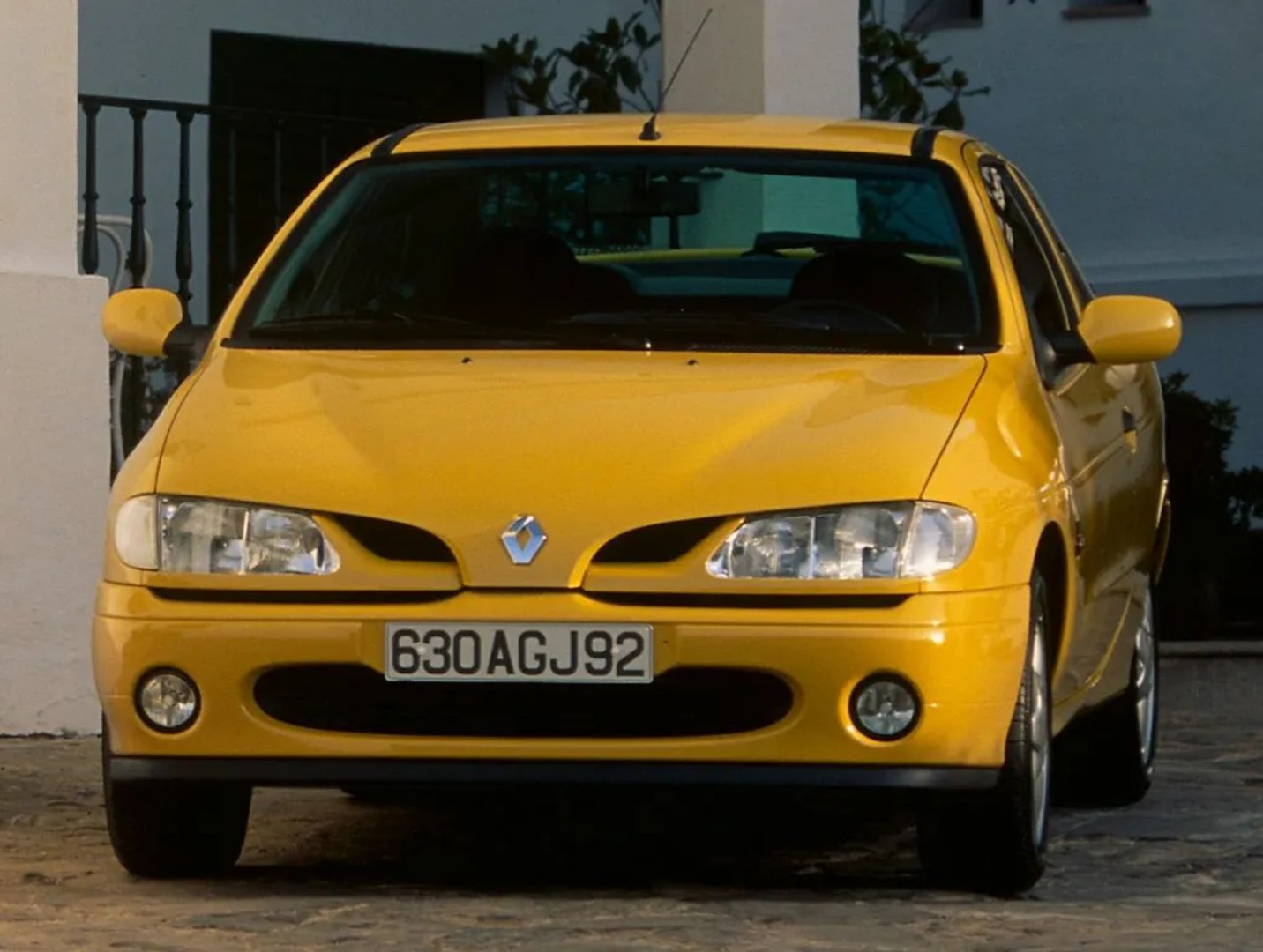 Renault_Megane_1_generation__Coupe__7.jpg