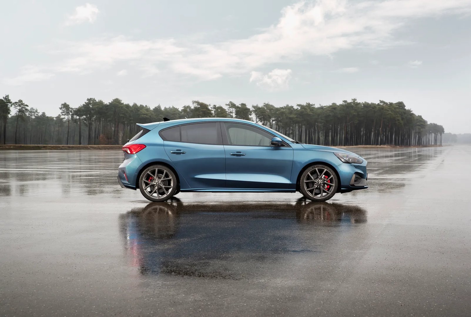 Ford_Focus_ST_4_generation__Hatchback_5-door__7.jpg