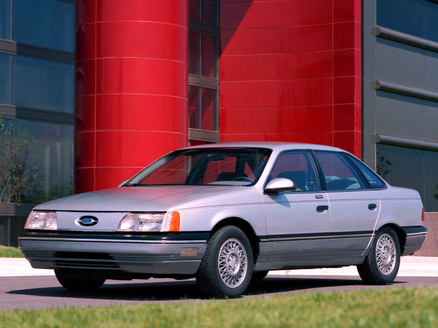 Ford_Taurus_1_generation__Sedan__7.jpg