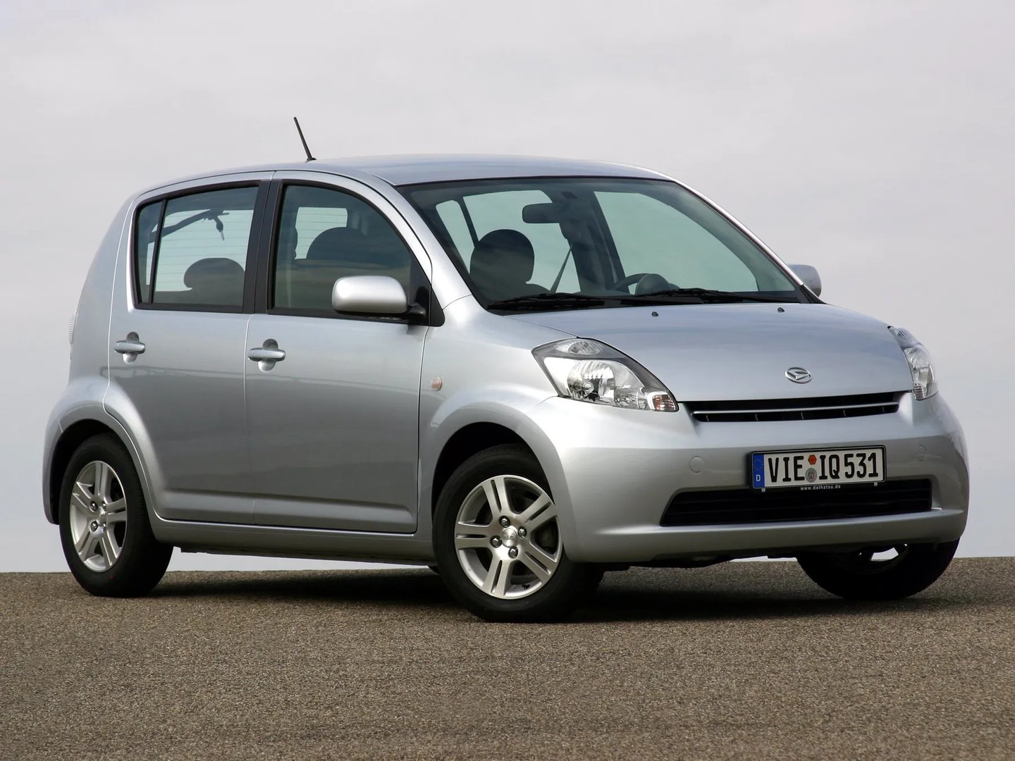 Daihatsu_Sirion_2_generation__Mini_5-doors__1.jpg