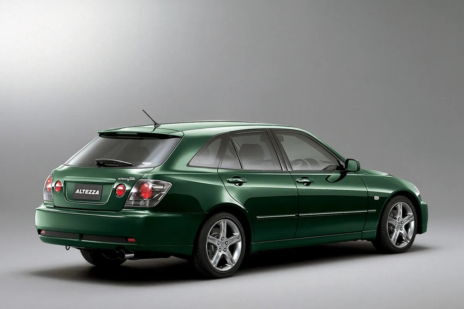 Toyota_Altezza_1_generation__Estate_5-door__2.jpg