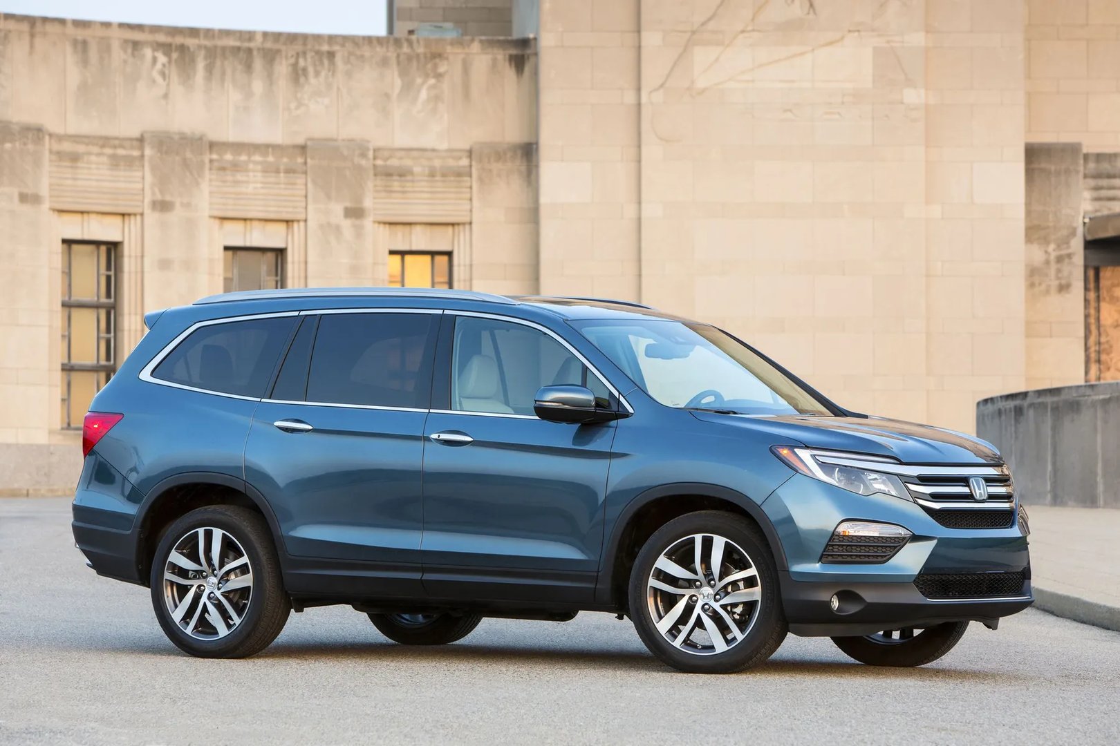 Honda_Pilot_3_generation__SUV_5-doors__12.jpg