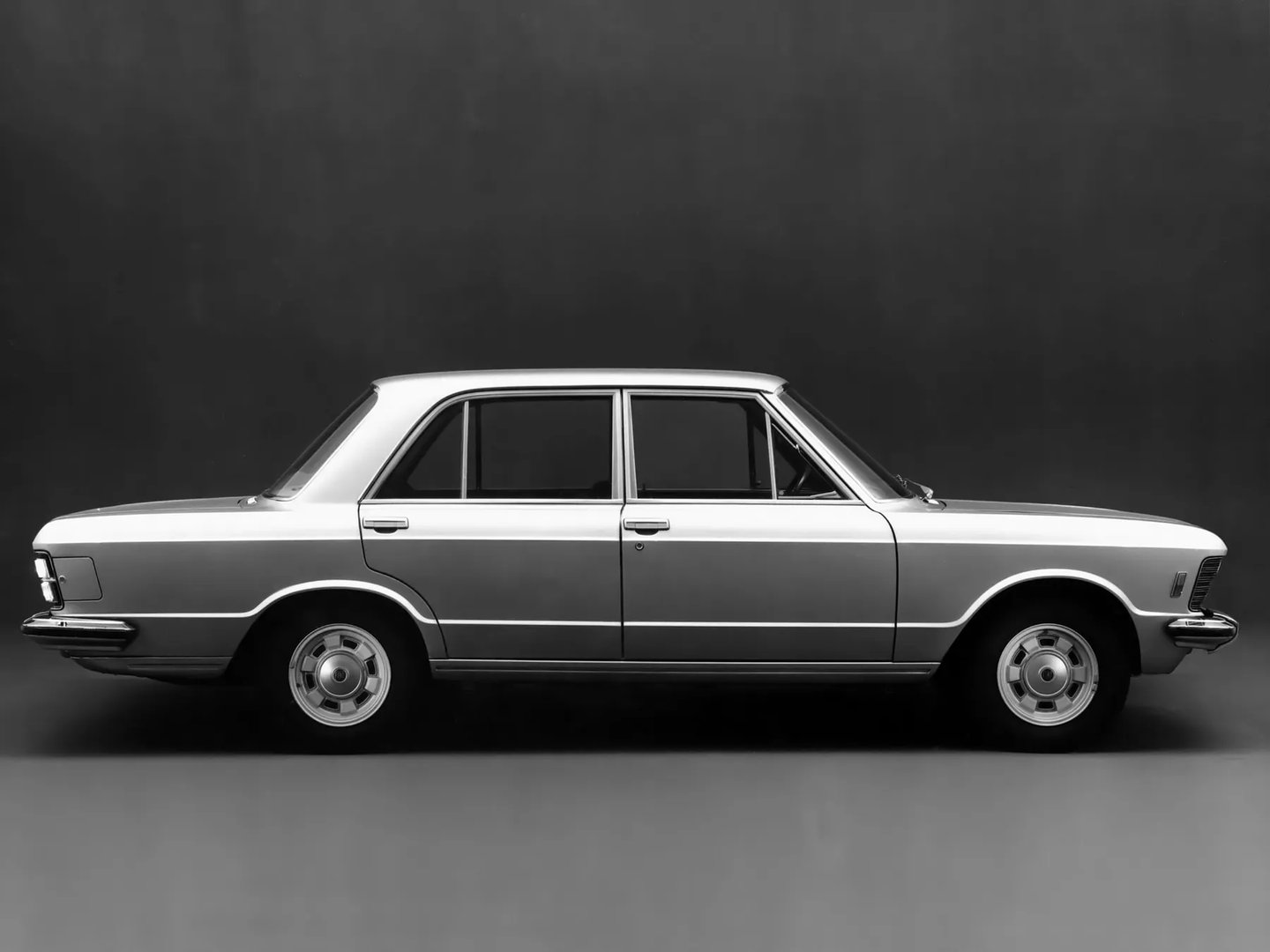 Fiat_130_1_generation__Sedan__6.jpg