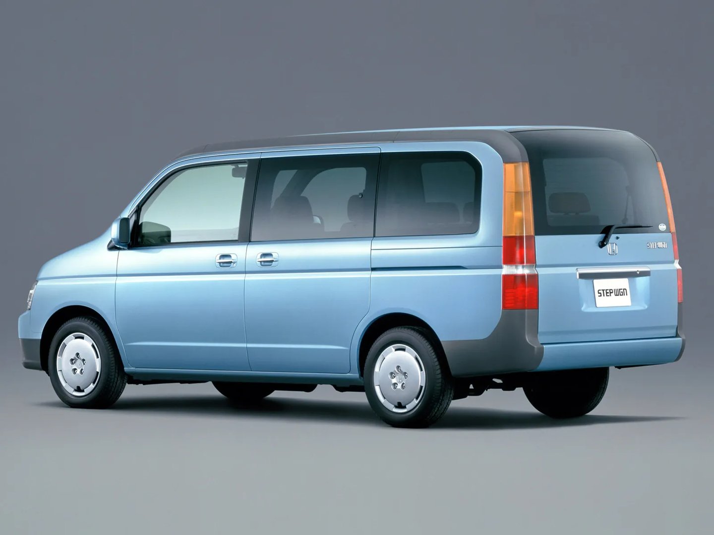 Honda_Stepwgn_2_generation__Minivan__1.jpg