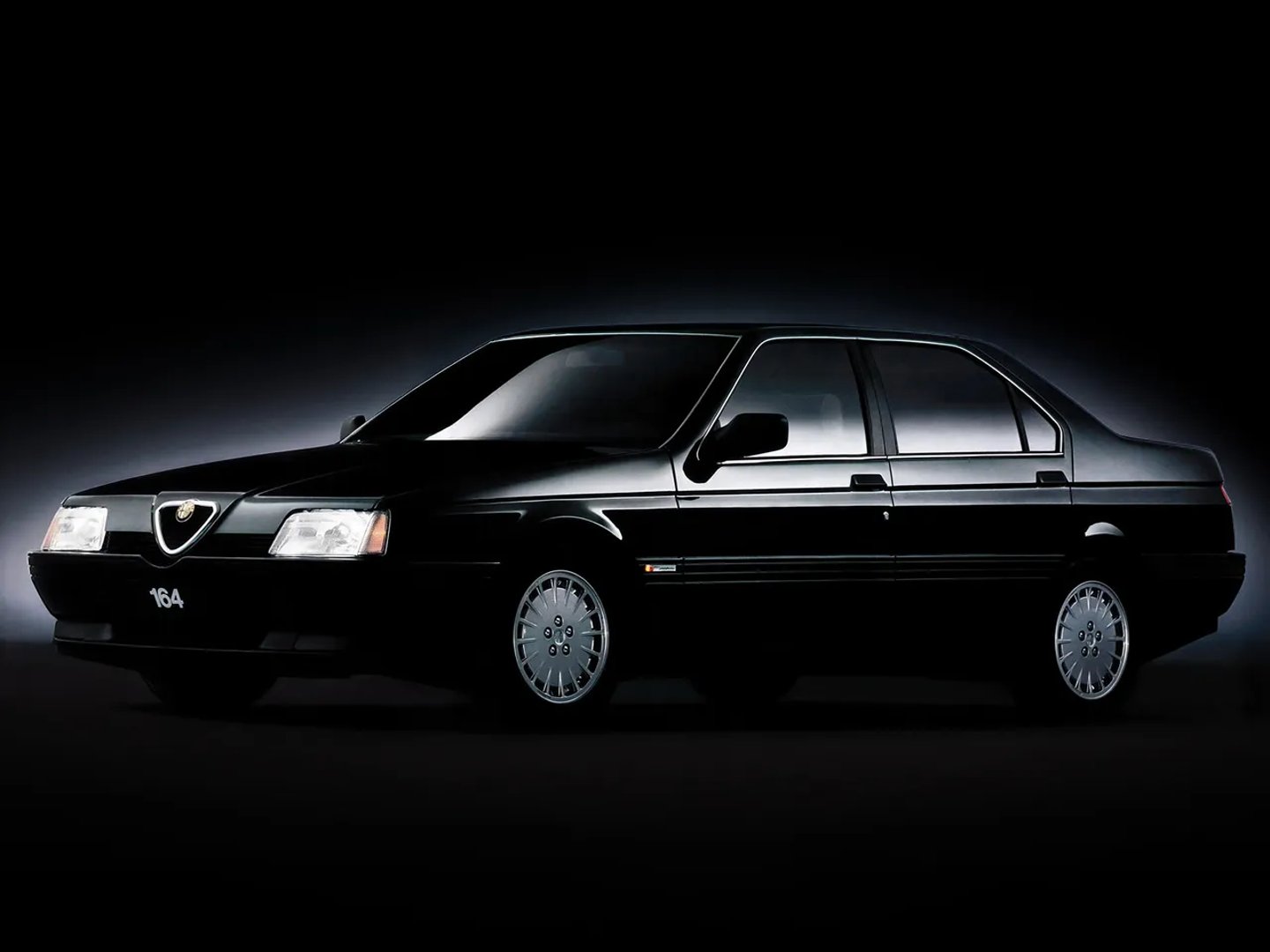 Alfa Romeo_164_1_generation__Sedan__9.jpg