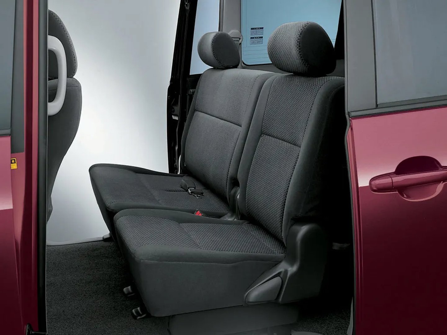 Toyota_Voxy_1_generation__Compact_Van__5.jpg
