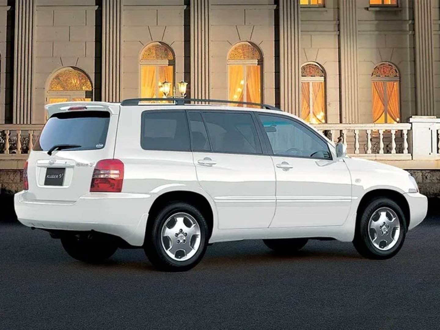 Toyota_Kluger_1_generation__SUV_5-doors__3.jpg