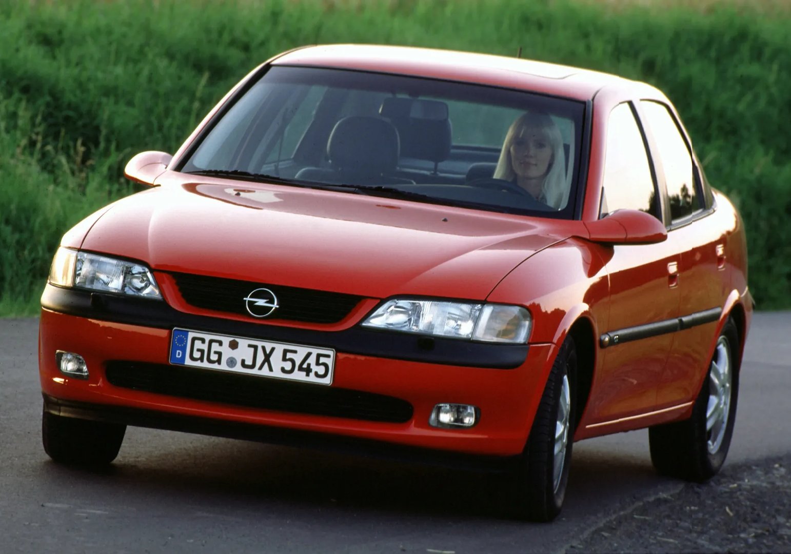 Opel_Vectra_2_generation__Sedan__2.jpg