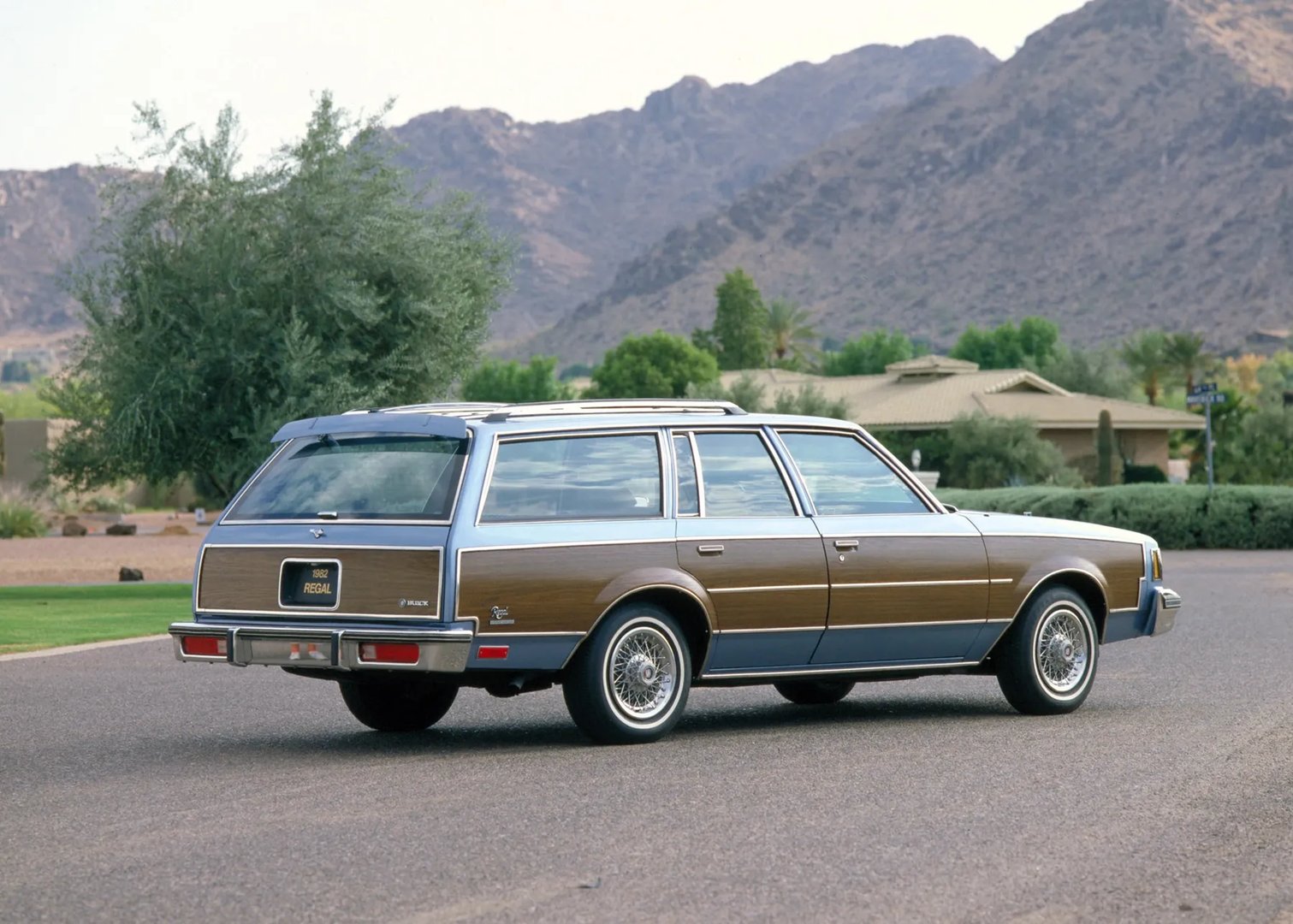 Buick_Regal_2_generation__Estate_5-door__1.jpg