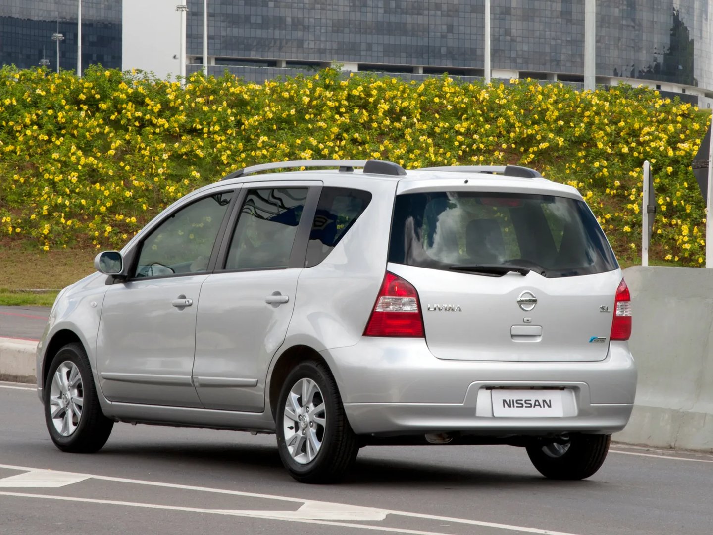 Nissan_Livina_1_generation__Minivan__10.jpg