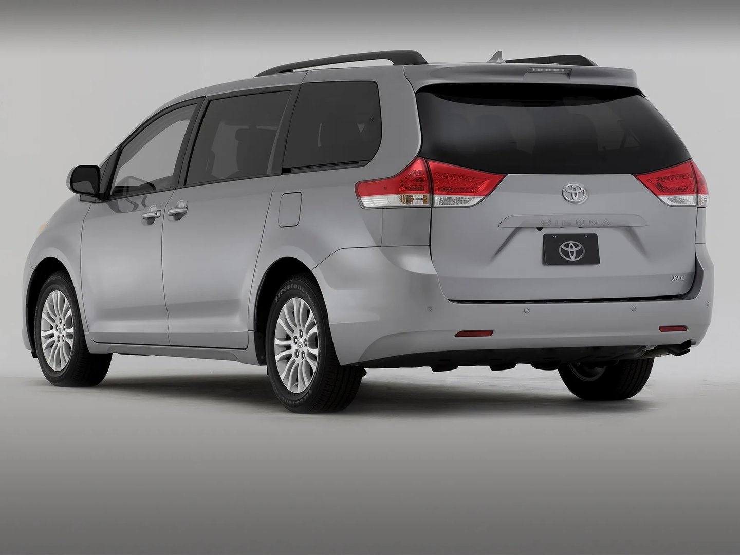 Toyota_Sienna_3_generation__Minivan__6.jpg