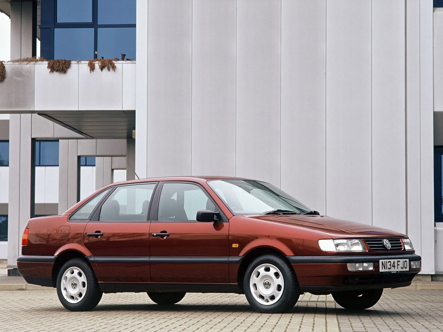 Volkswagen_Passat_4_generation__Sedan__2.jpg