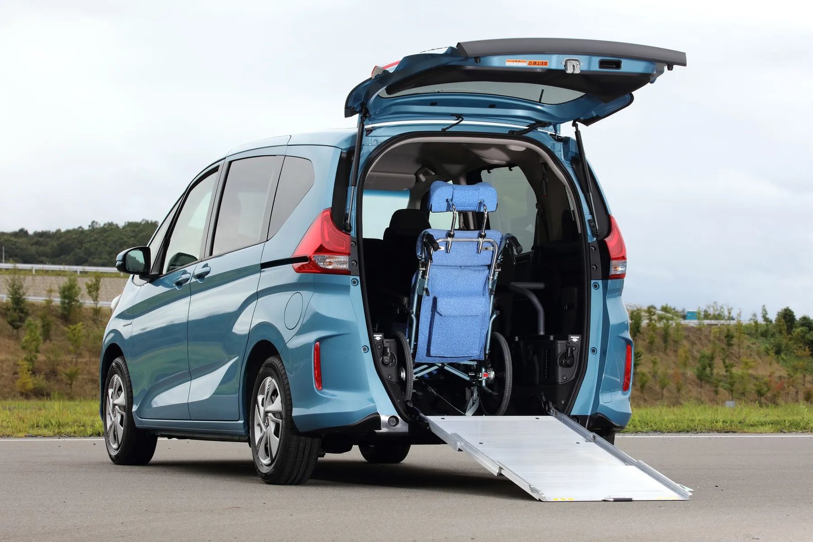 Honda_Freed_2_generation__Compact_Van__11.jpg