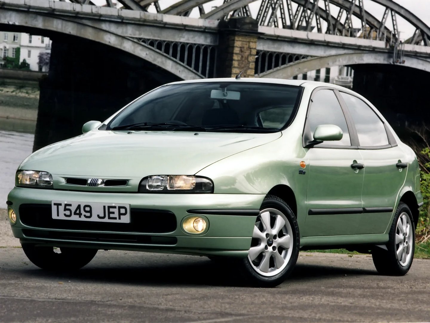 Fiat_Brava_1_generation__Hatchback_5-door__7.jpg