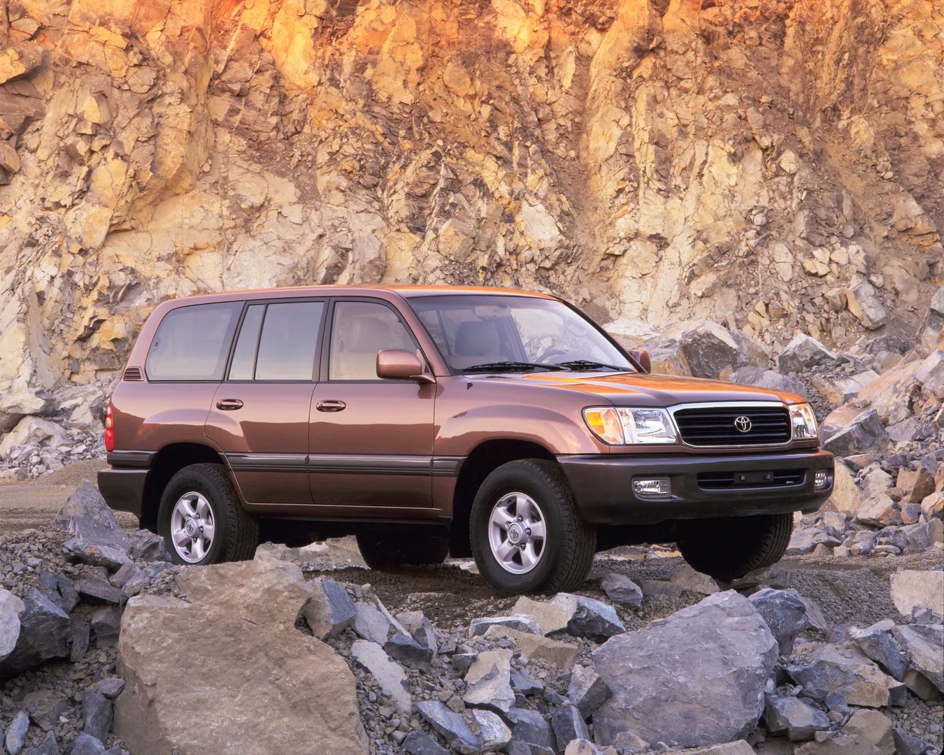 Toyota_LC_10_generation__SUV_5-doors__11.jpg
