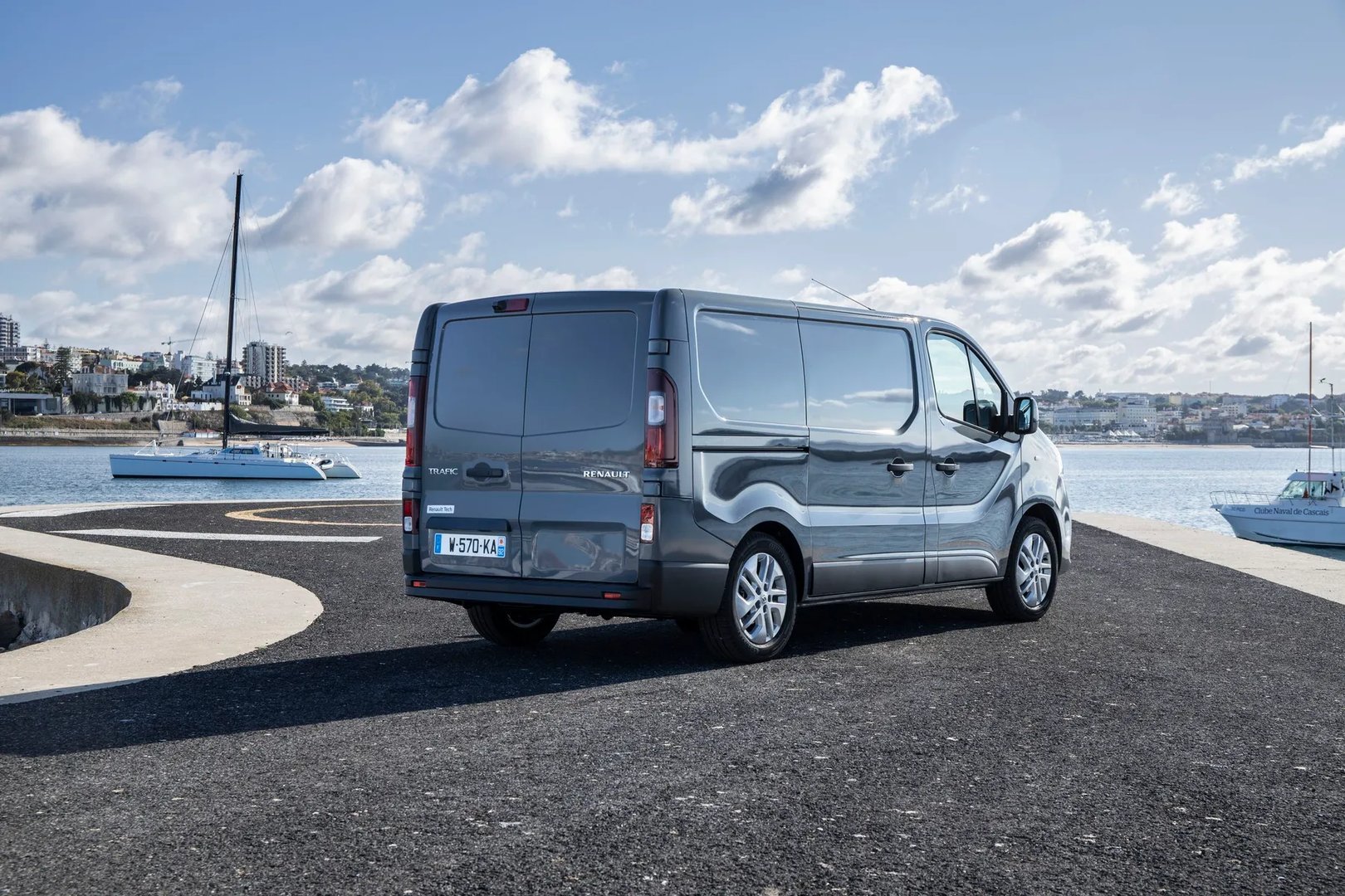 Renault_Trafic_3_generation__Van__10.jpg