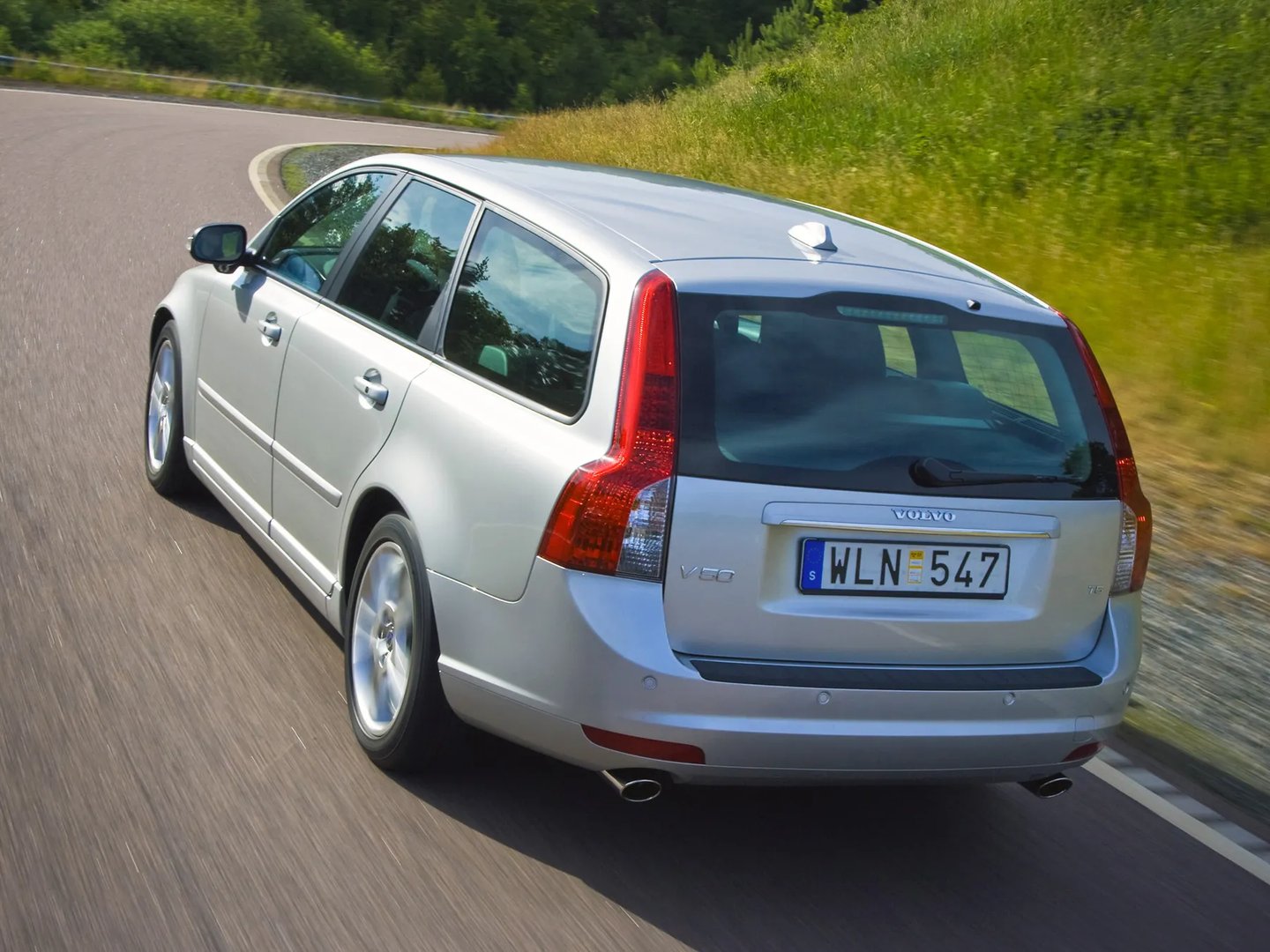 Volvo_V50_1_generation_restyling__Estate_5-door__9.jpg