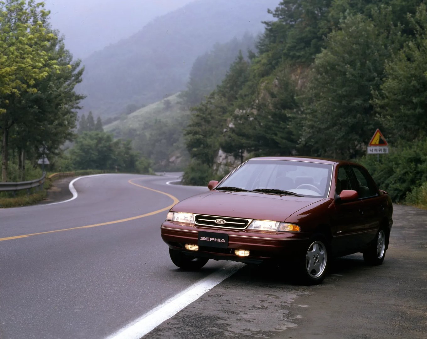 Kia_Sephia_1_generation__Sedan__3.jpg