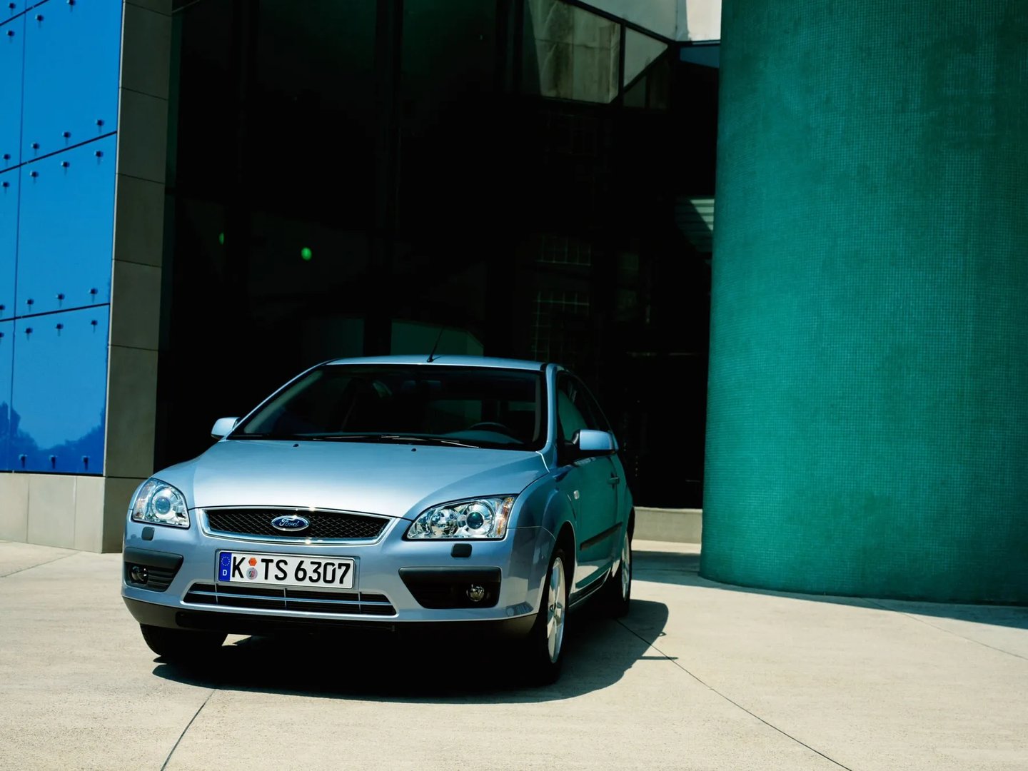 Ford_Focus_2_generation__Hatchback_3-door__6.jpg