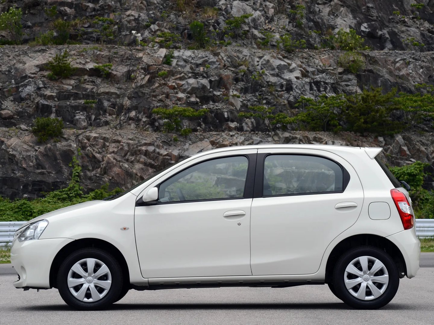 Toyota_Etios_1_generation__Mini_5-doors__7.jpg