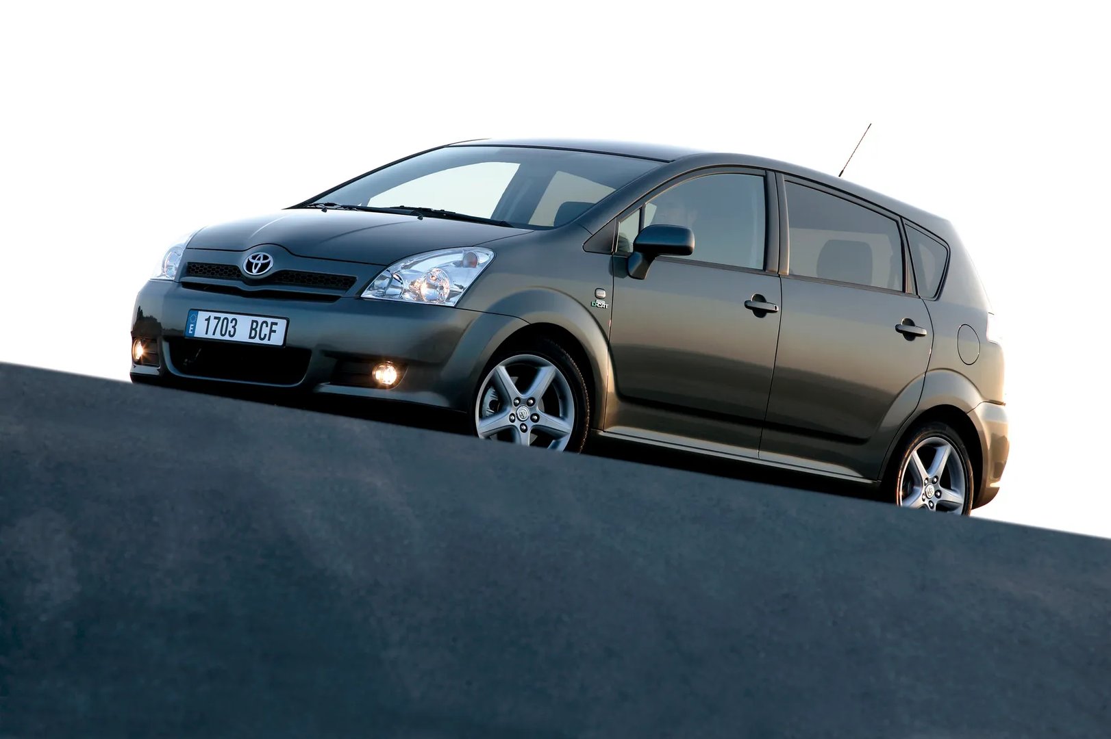 Toyota_Corolla_Verso_1_generation_restyling__Compact_Van__1.jpg