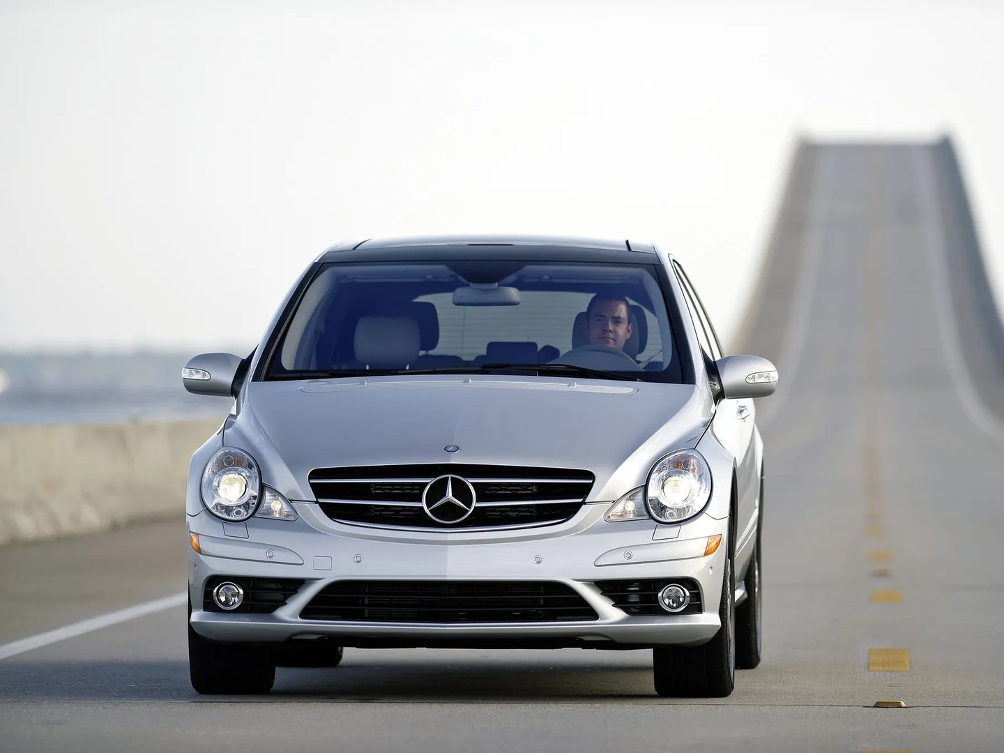 Mercedes_R-Class_1_generation_restyling__Minivan__3.jpg