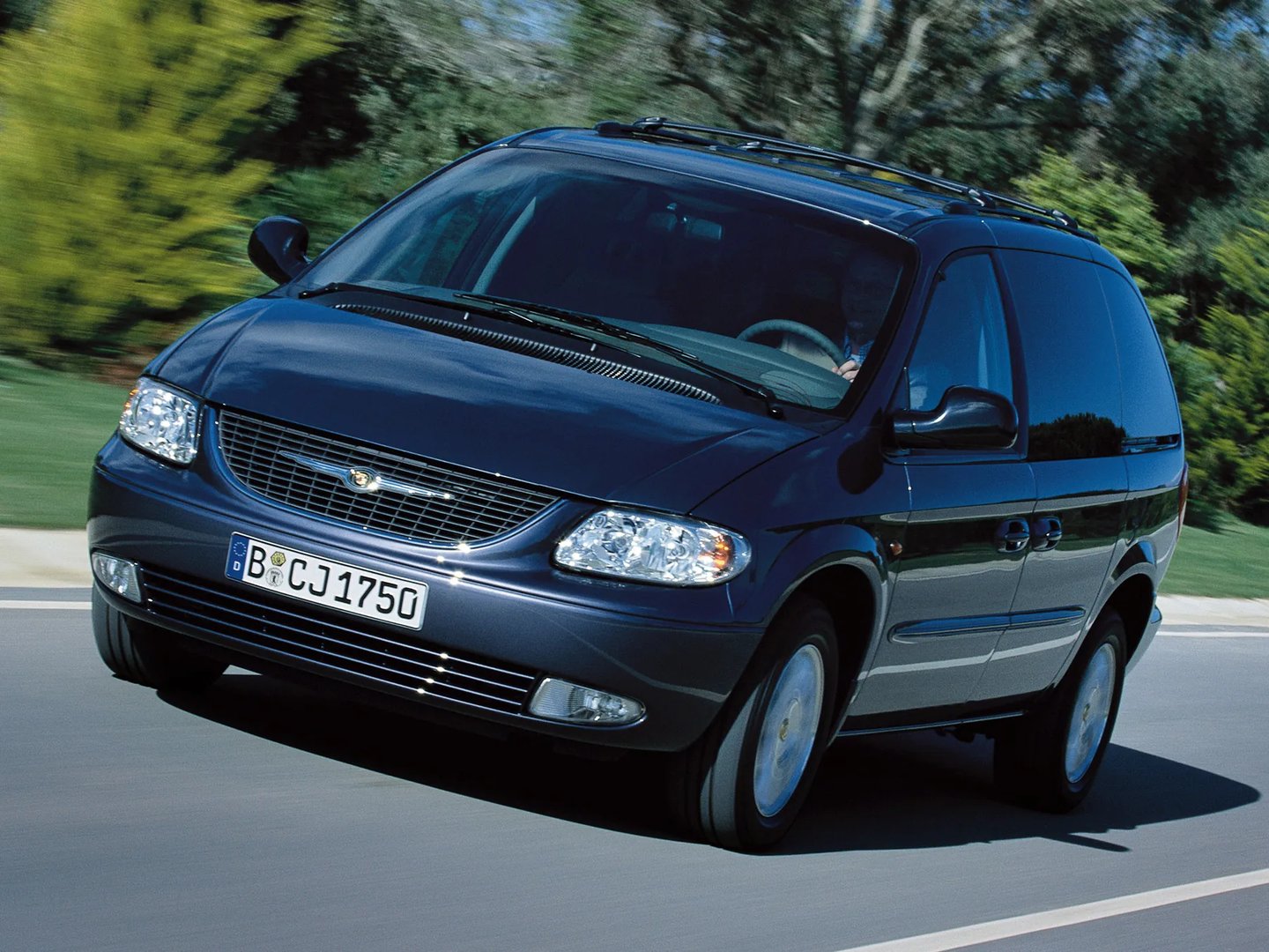 Chrysler_Grand_Voyager_4_generation__Minivan__1.jpg