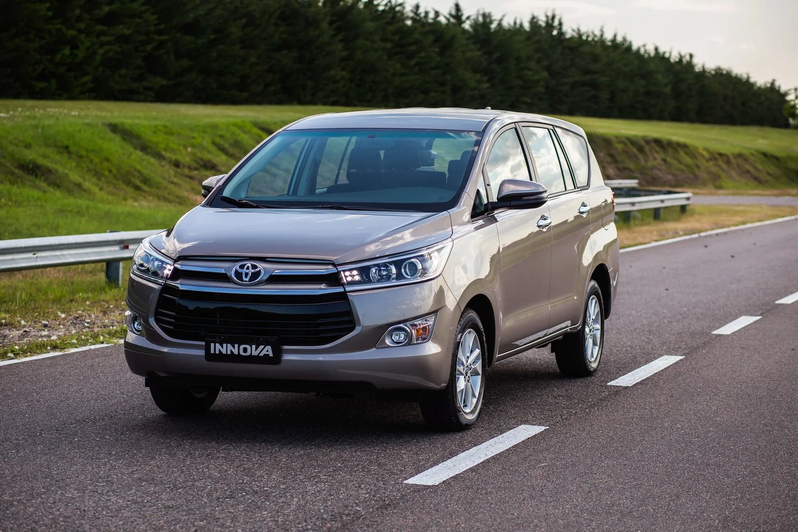 Toyota_Innova_2_generation__Compact_Van__1.jpg