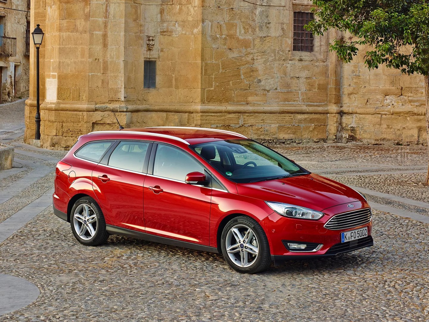 Ford_Focus_3_generation_restyling__Estate_5-door__3.jpg