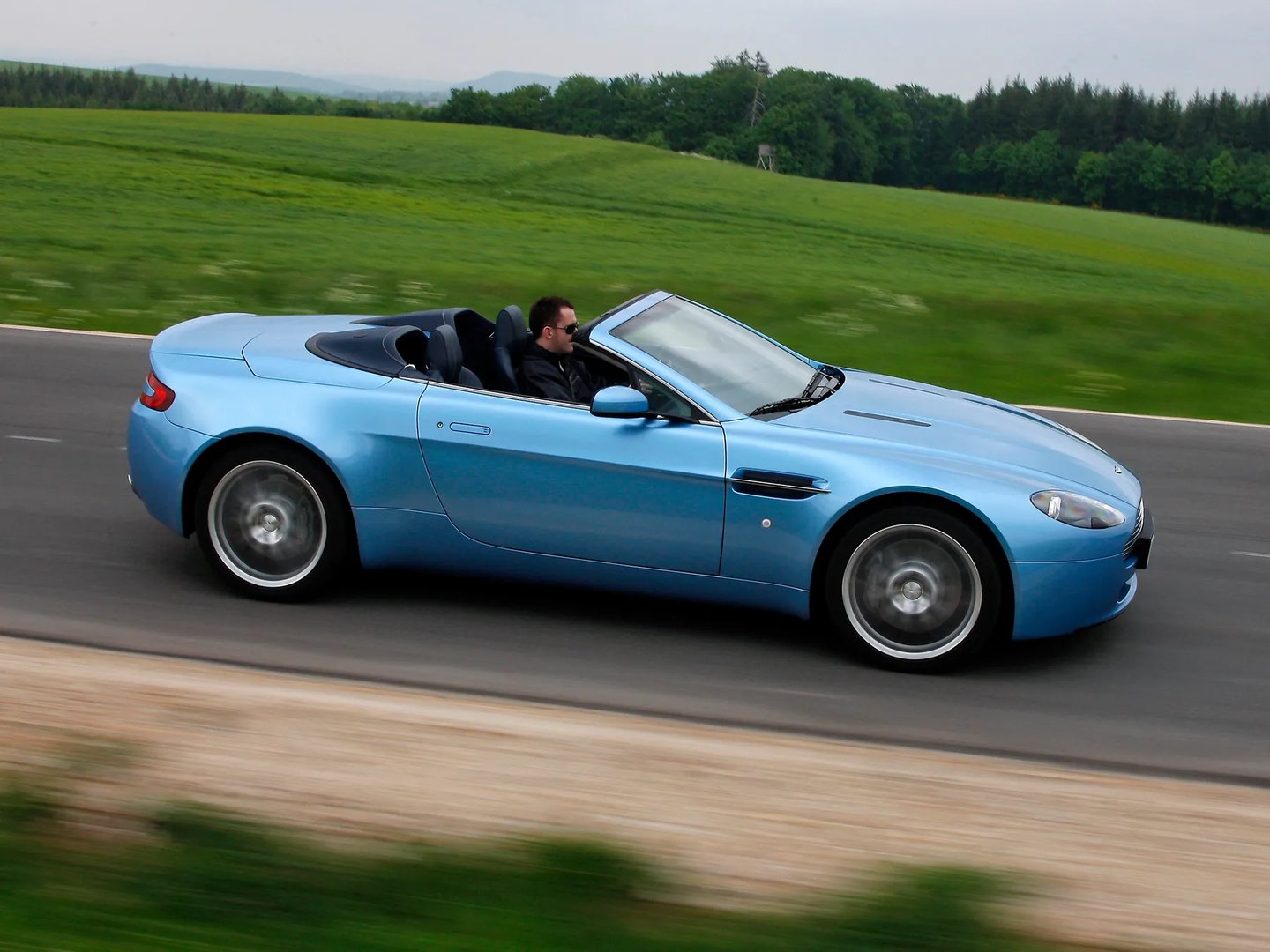 Aston Martin_Vantage_3_generation_restyling__Roadster__5.jpg