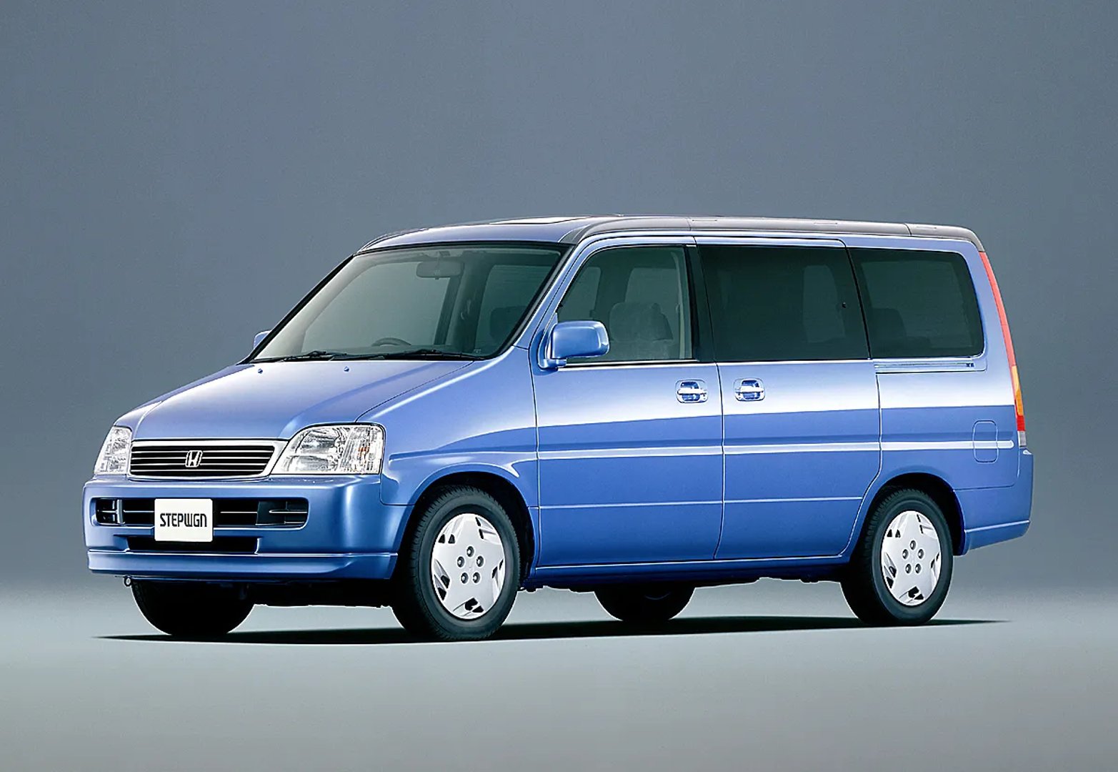 Honda_Stepwgn_1_generation_restyling__Minivan__2.jpg
