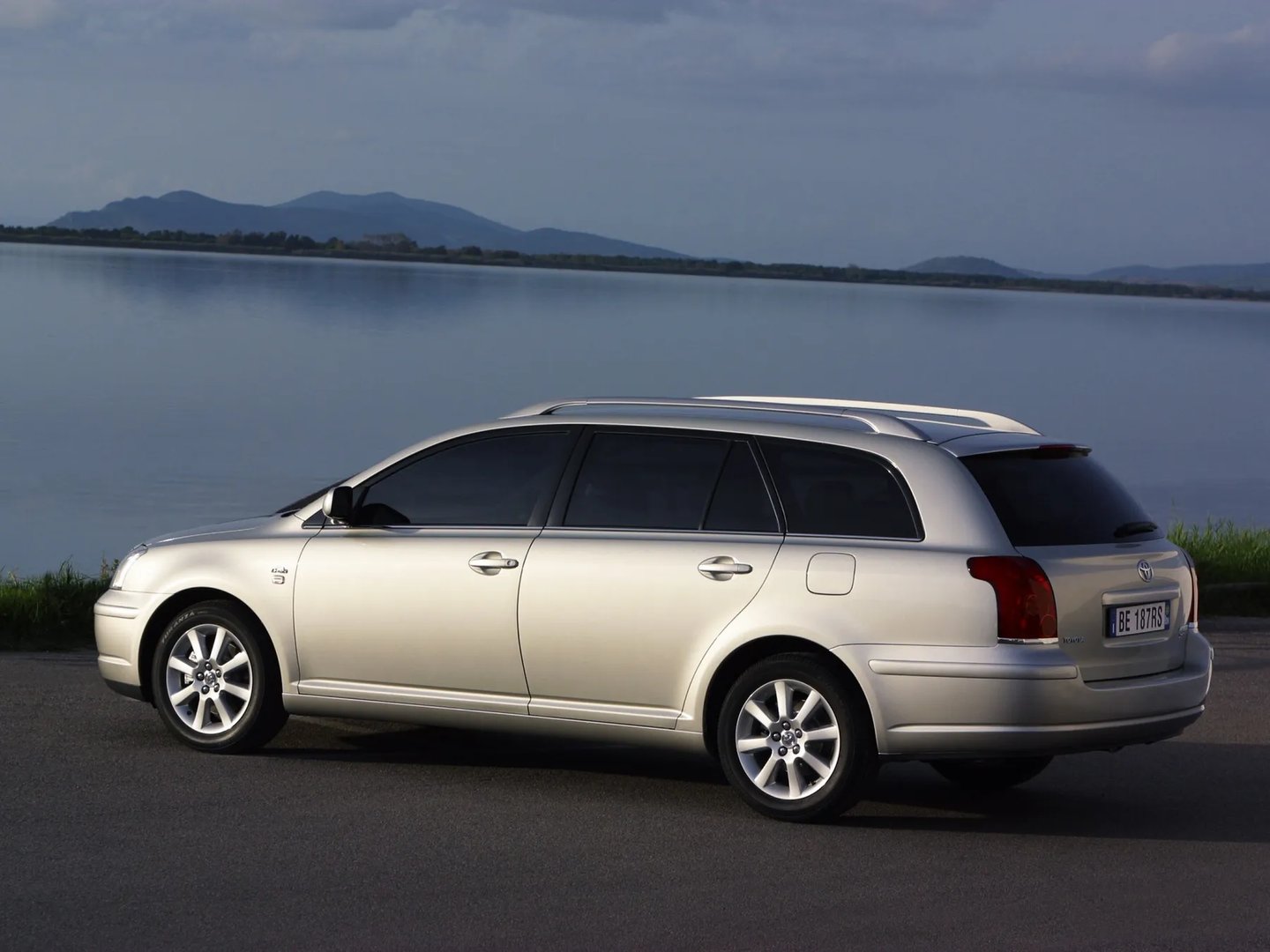 Toyota_Avensis_2_generation__Estate_5-door__5.jpg
