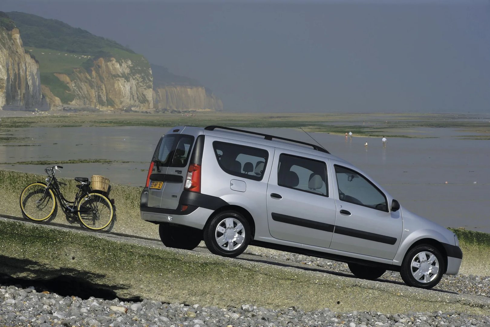 Dacia_Logan_MCV_1_generation__Estate__8.jpg