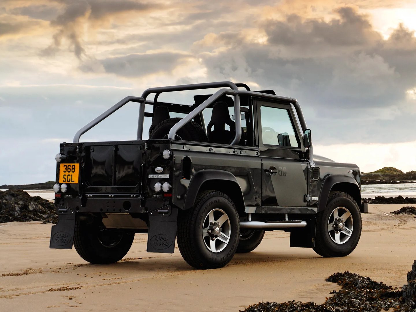 Land Rover_Defender_1_generation_restyling__SUV_cabriolet__3.jpg