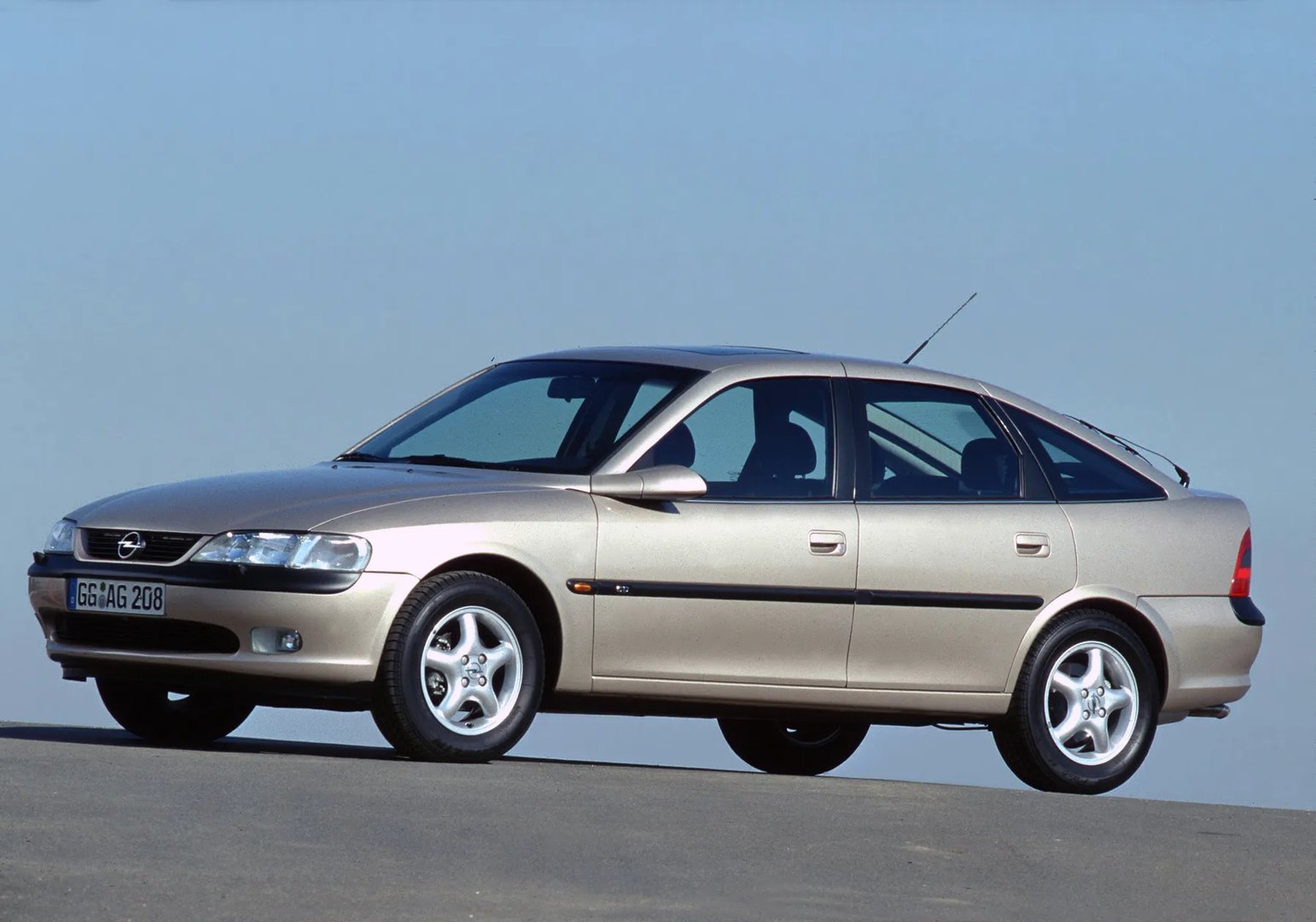Opel_Vectra_2_generation__Liftback__5.jpg