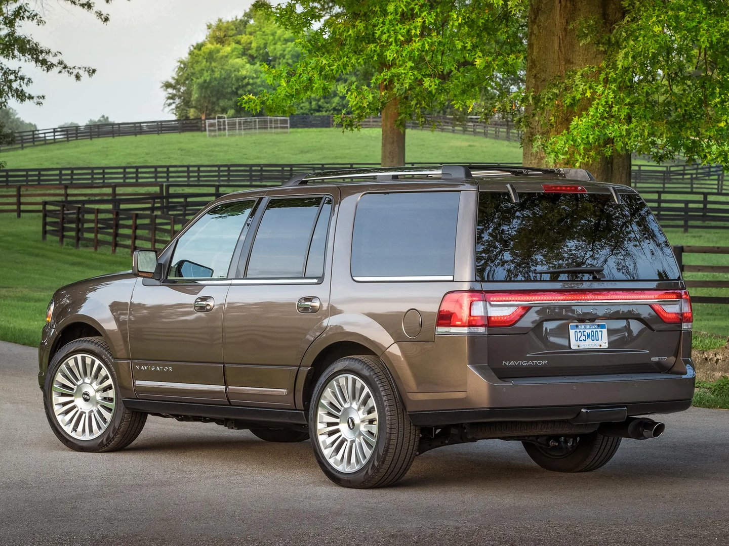 Lincoln_Navigator_3_generation_restyling__SUV_5-doors__12.jpg