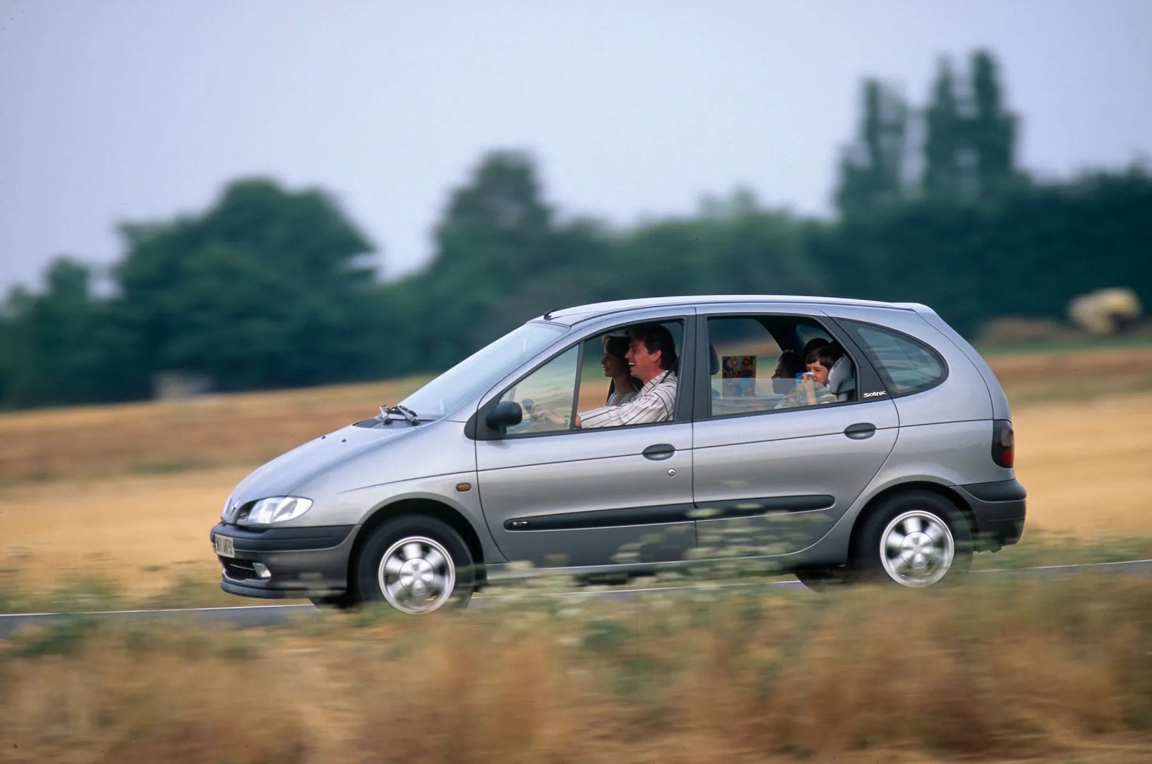 Renault_Scenic_1_generation__Compact_Van__3.jpg